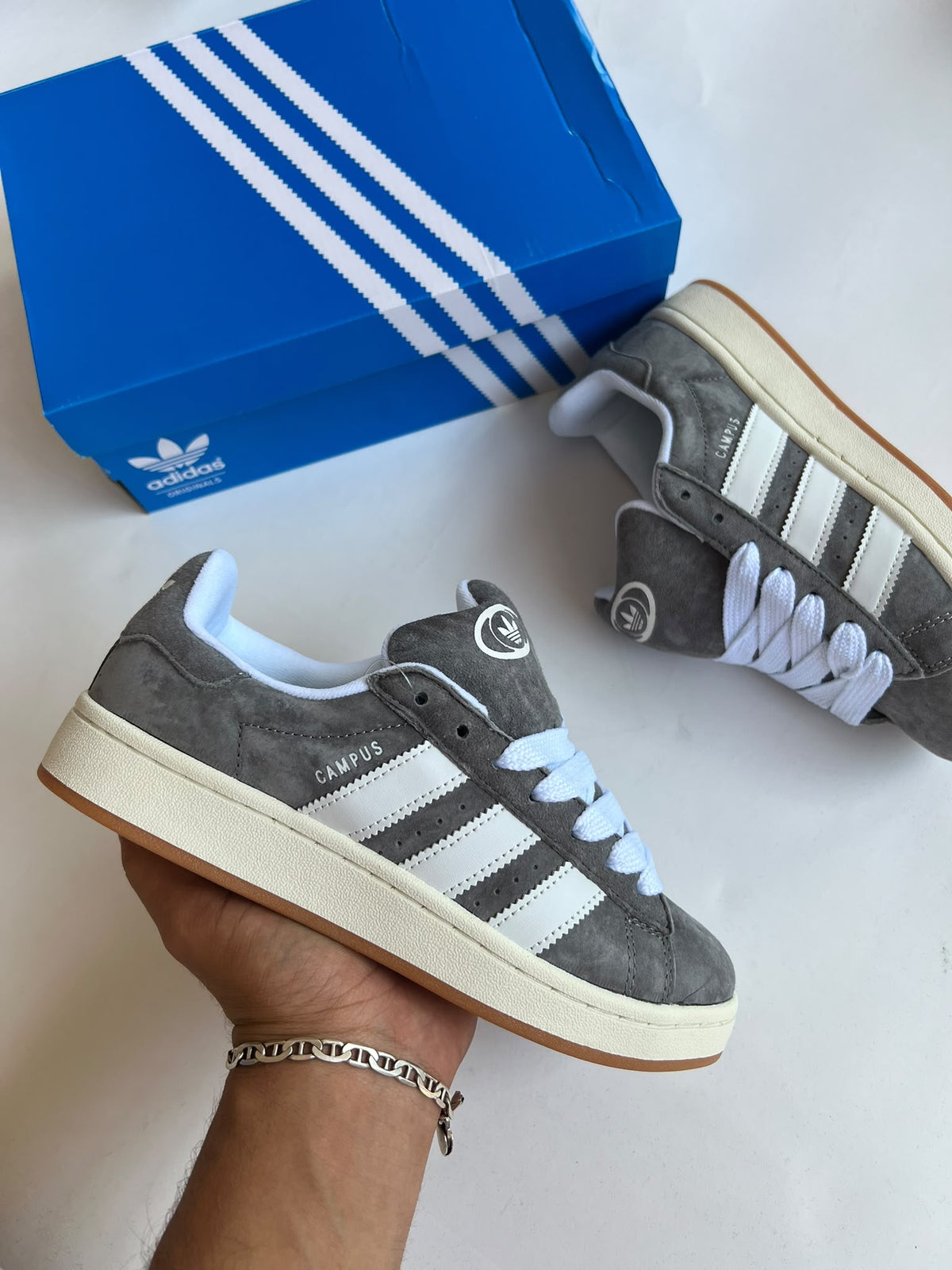 Adidas Campus 00s en color gris y blanco