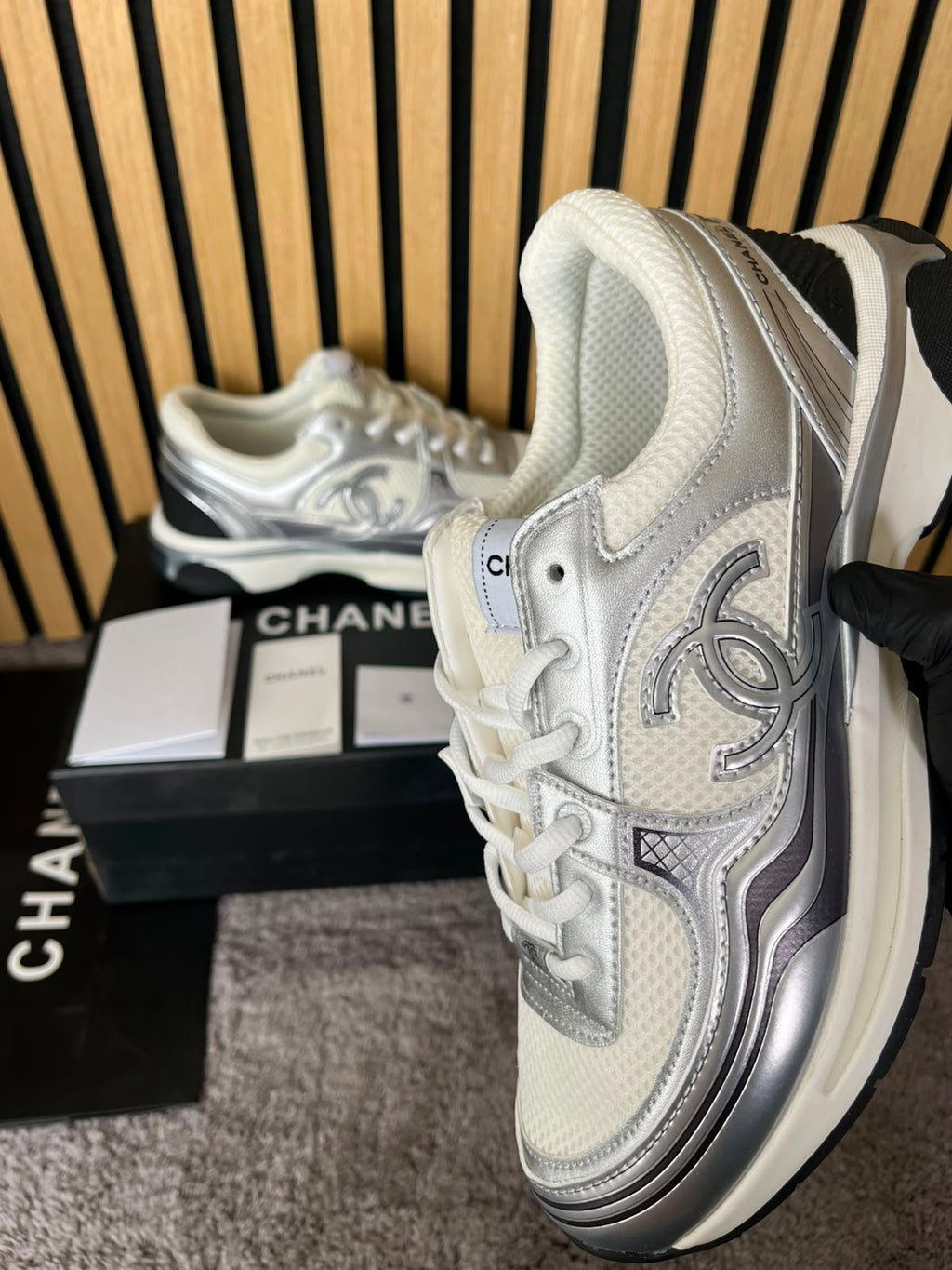 CHANEL RUNNERS GRISES
