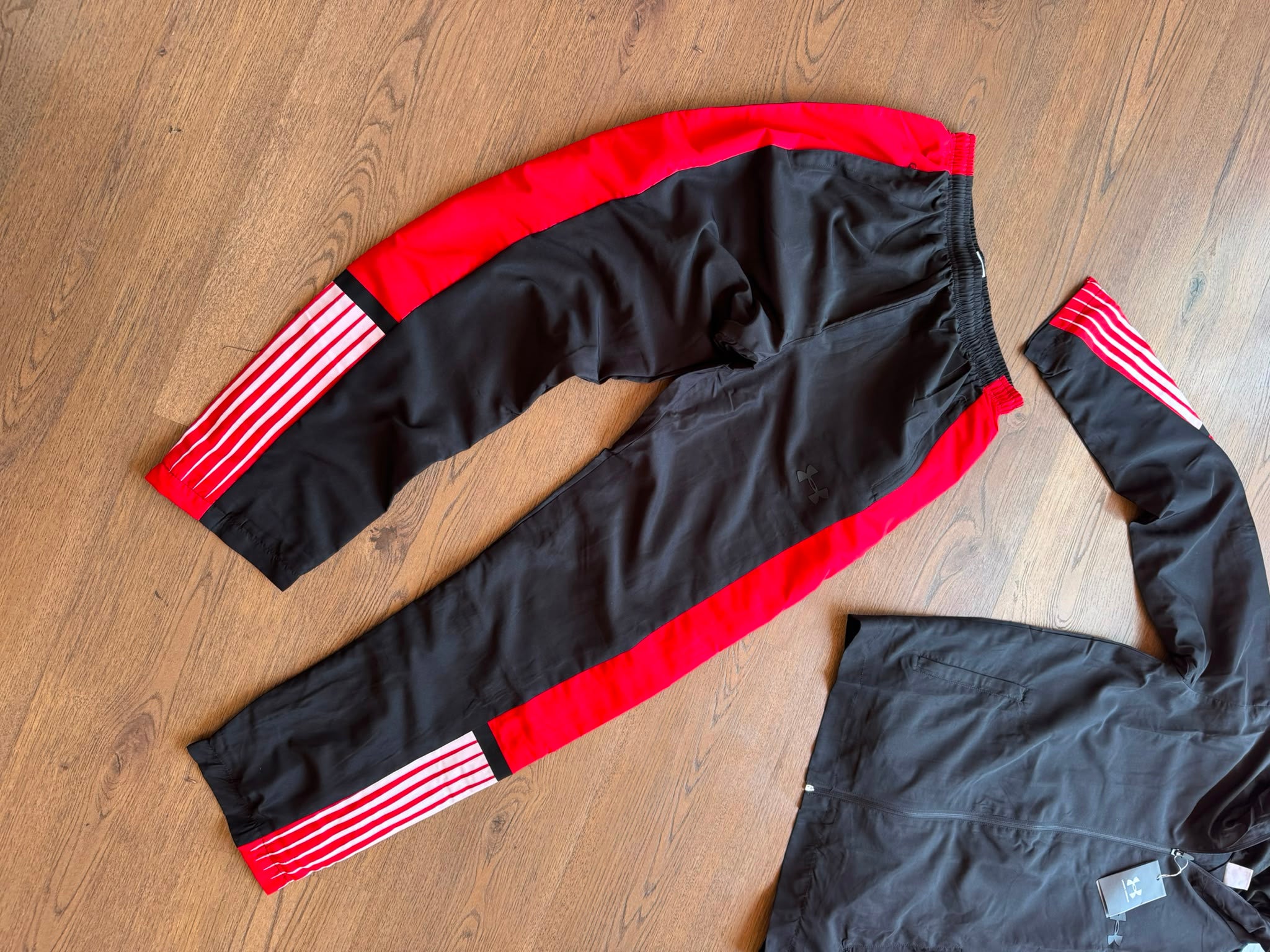 Under Armour Chándal Track Suit Negro & Rojo