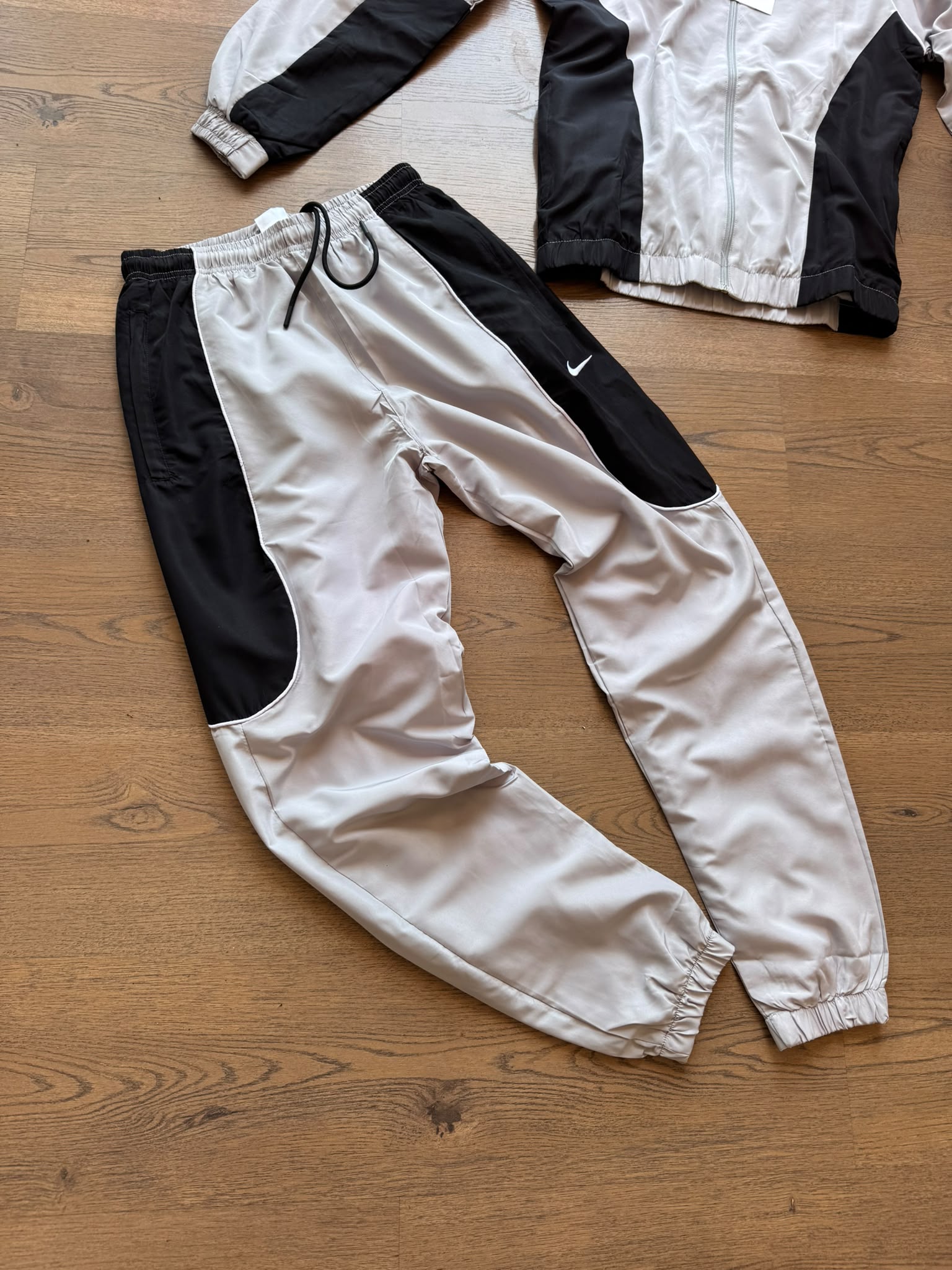 Nike Tech Windrunner Tracksuit Blanco & Negro