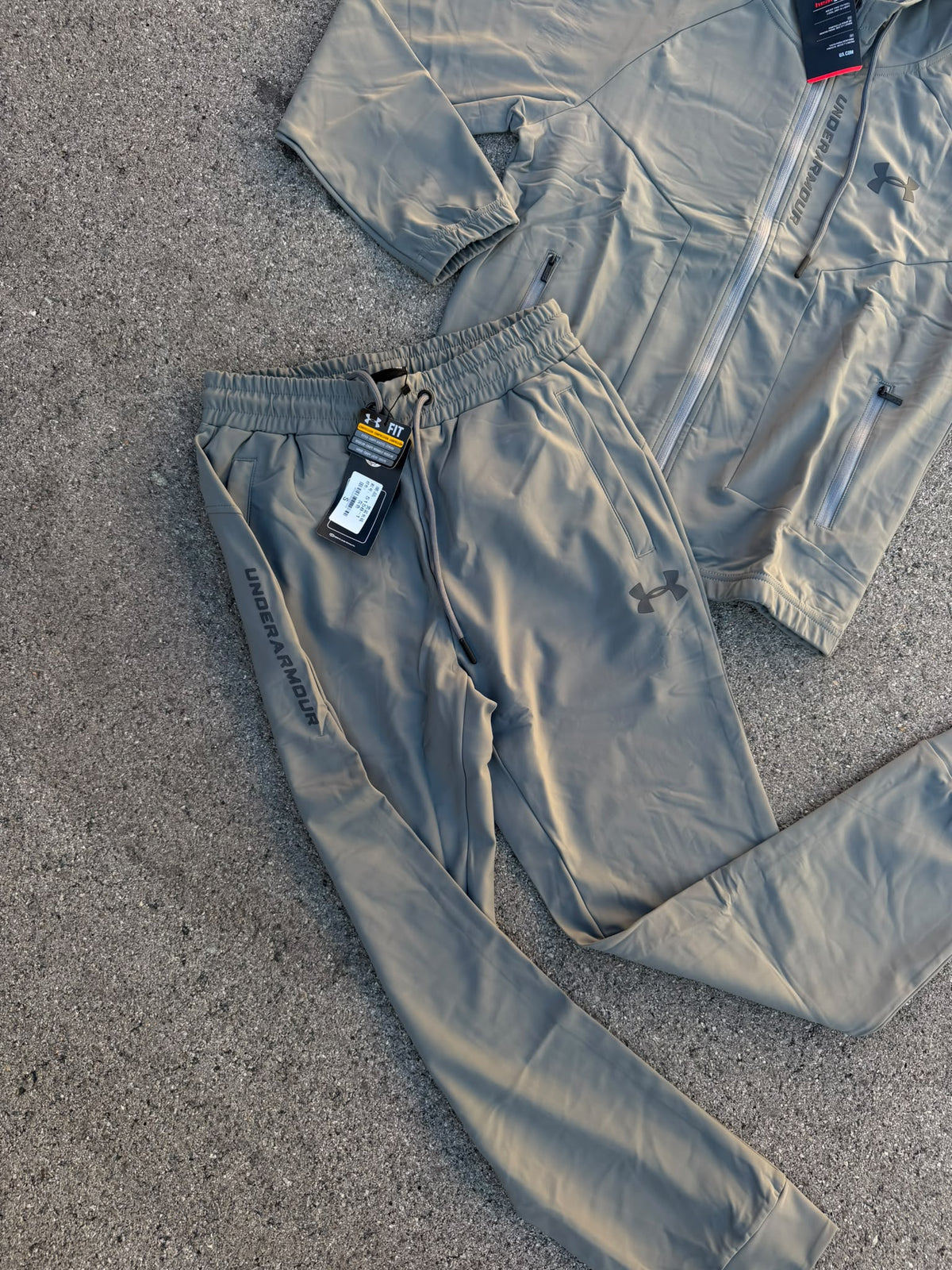 Chándal Under Armour Caqui