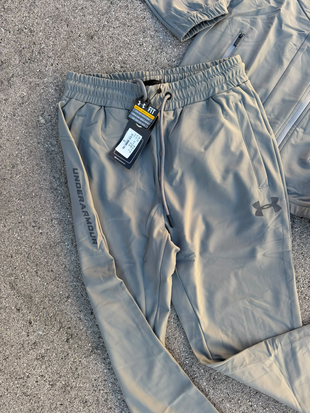 Chándal Under Armour Caqui