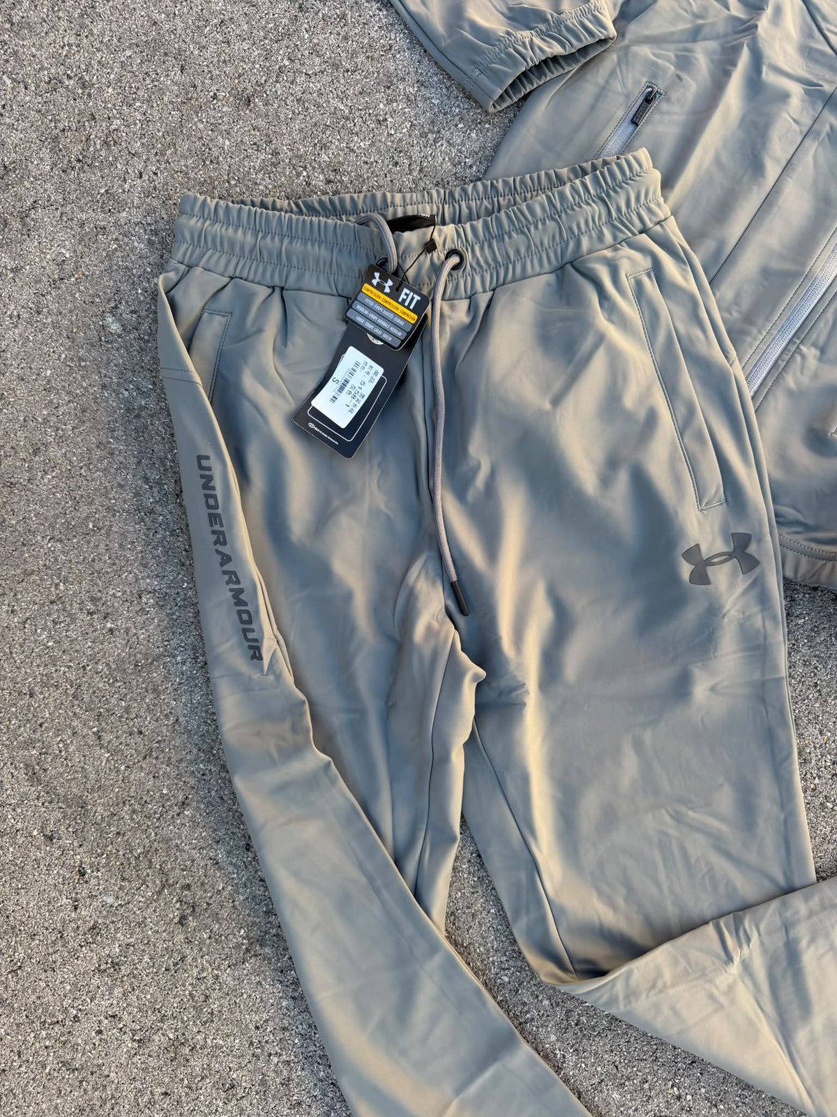 Chándal Under Armour Caqui