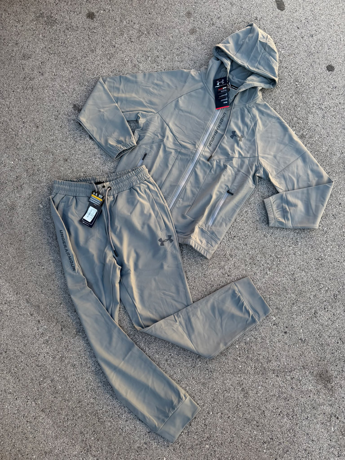 Chándal Under Armour Caqui