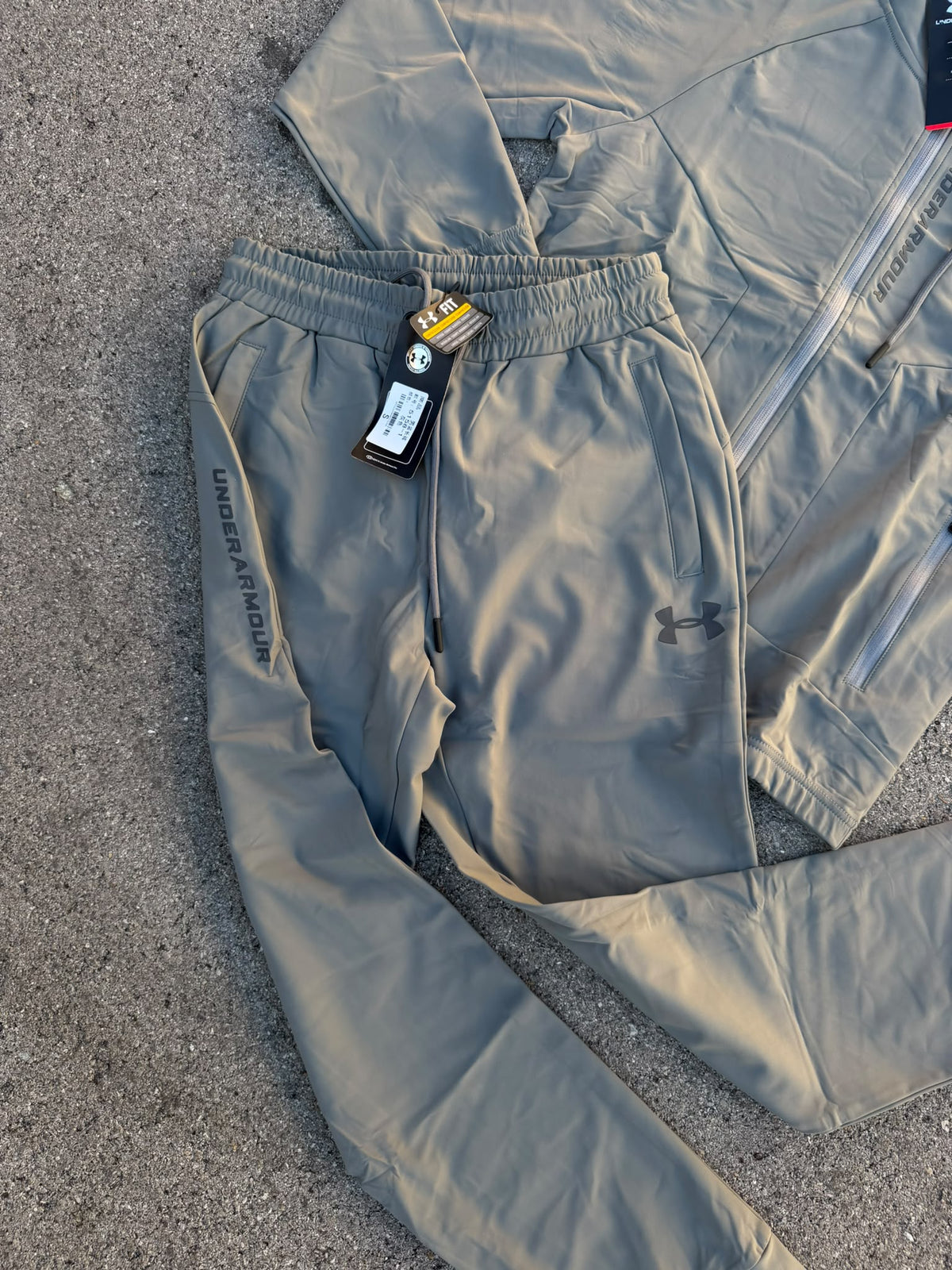 Chándal Under Armour Caqui