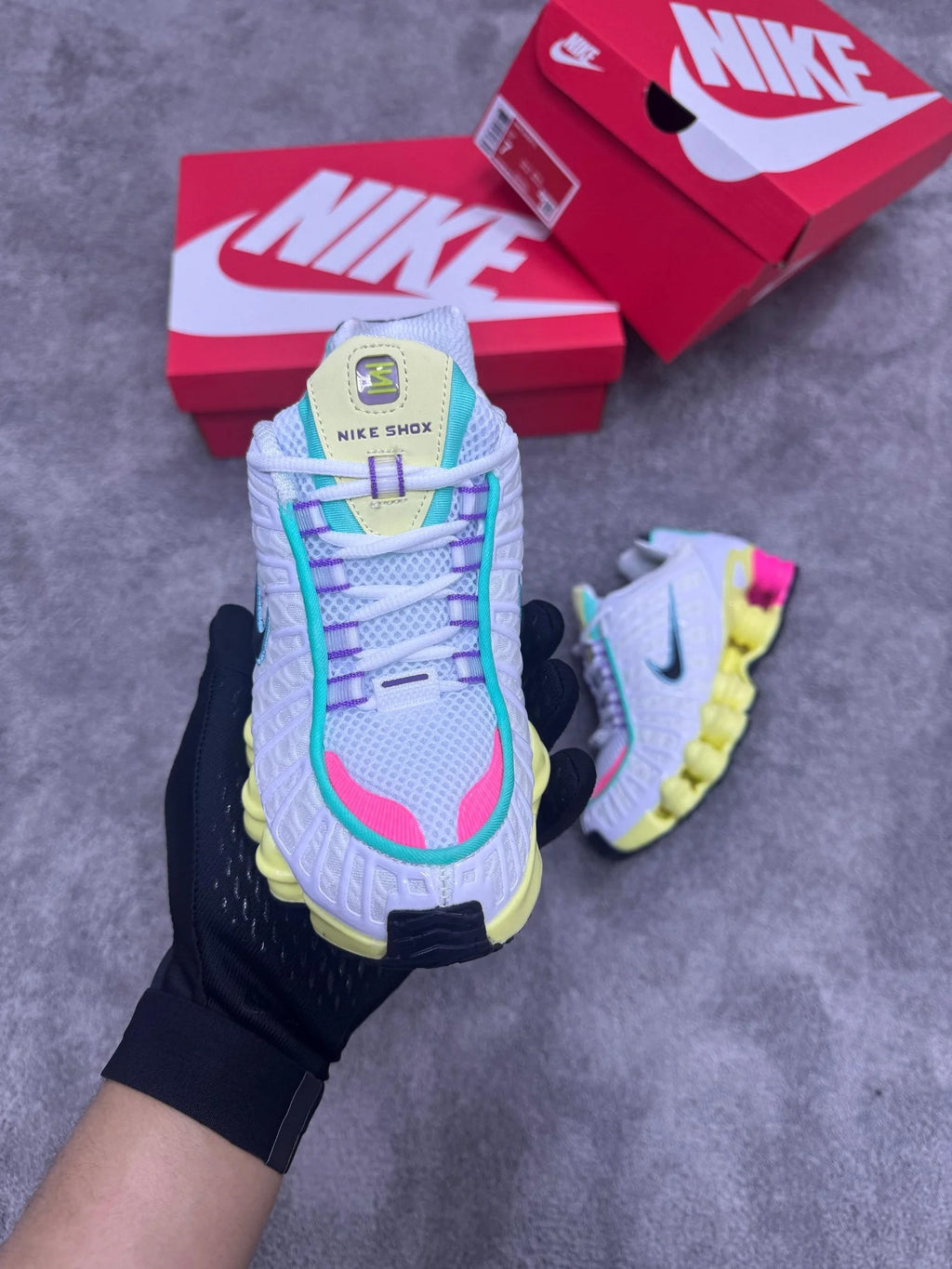 NIKE SHOX