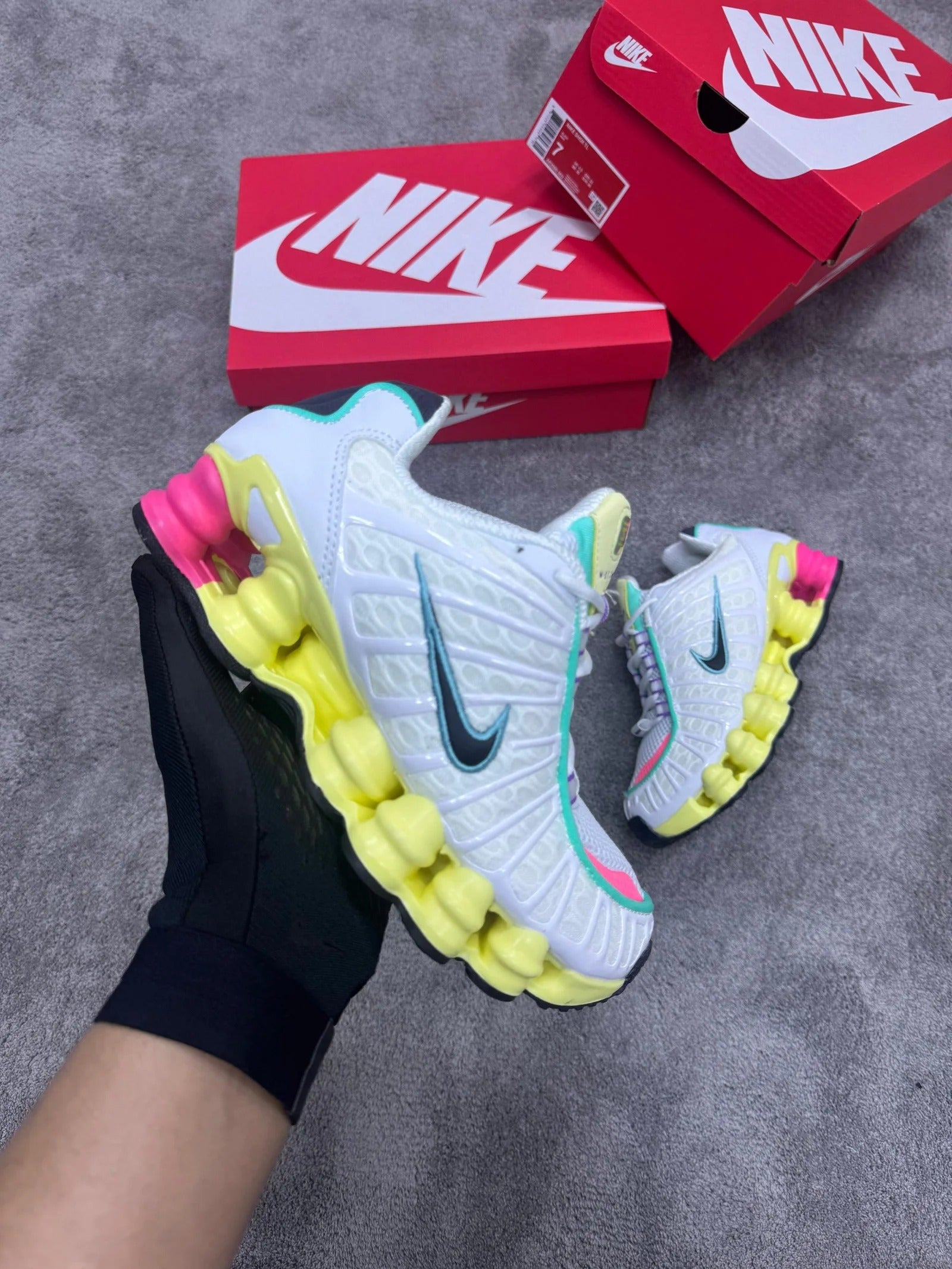 NIKE SHOX