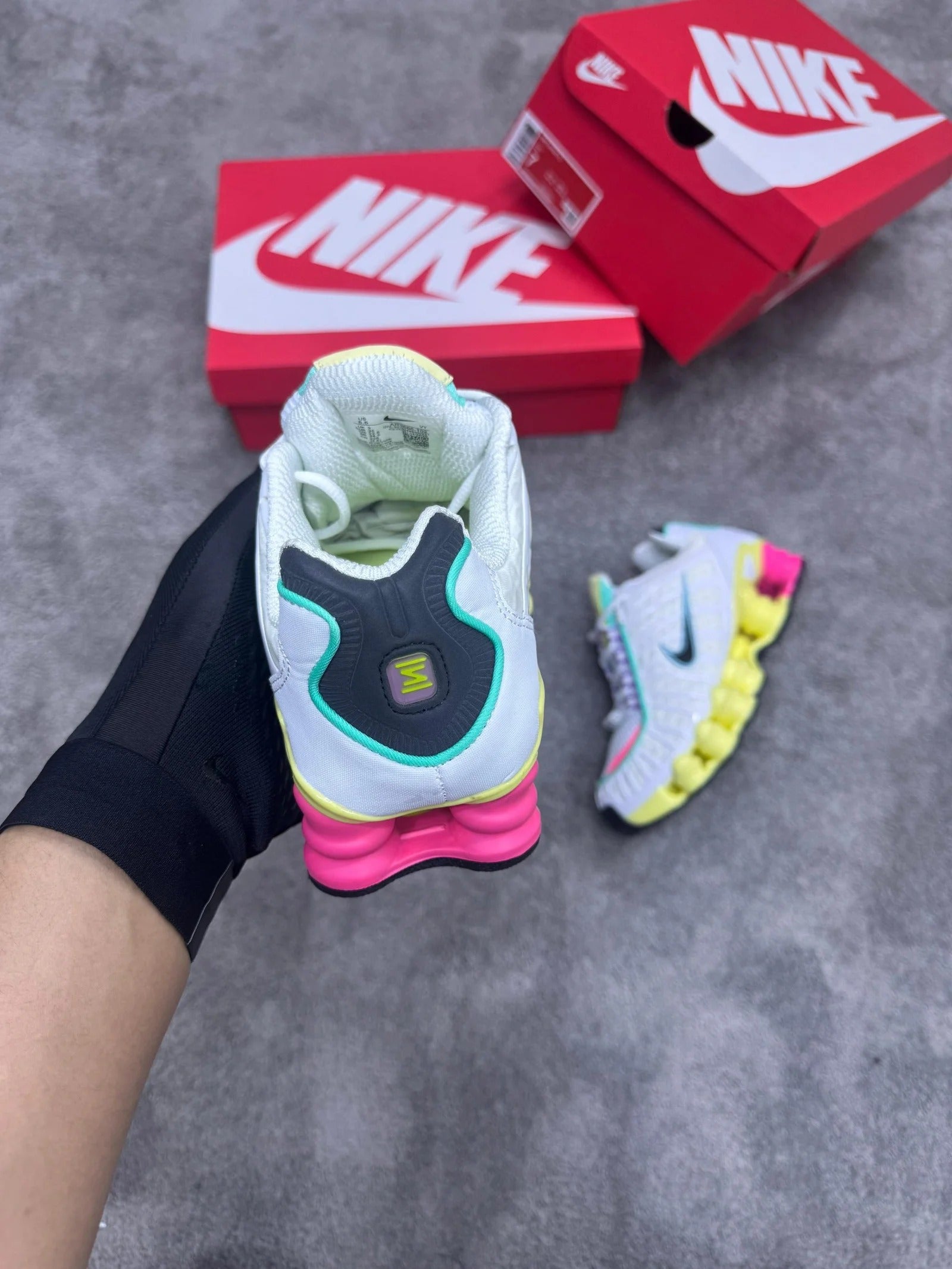 NIKE SHOX